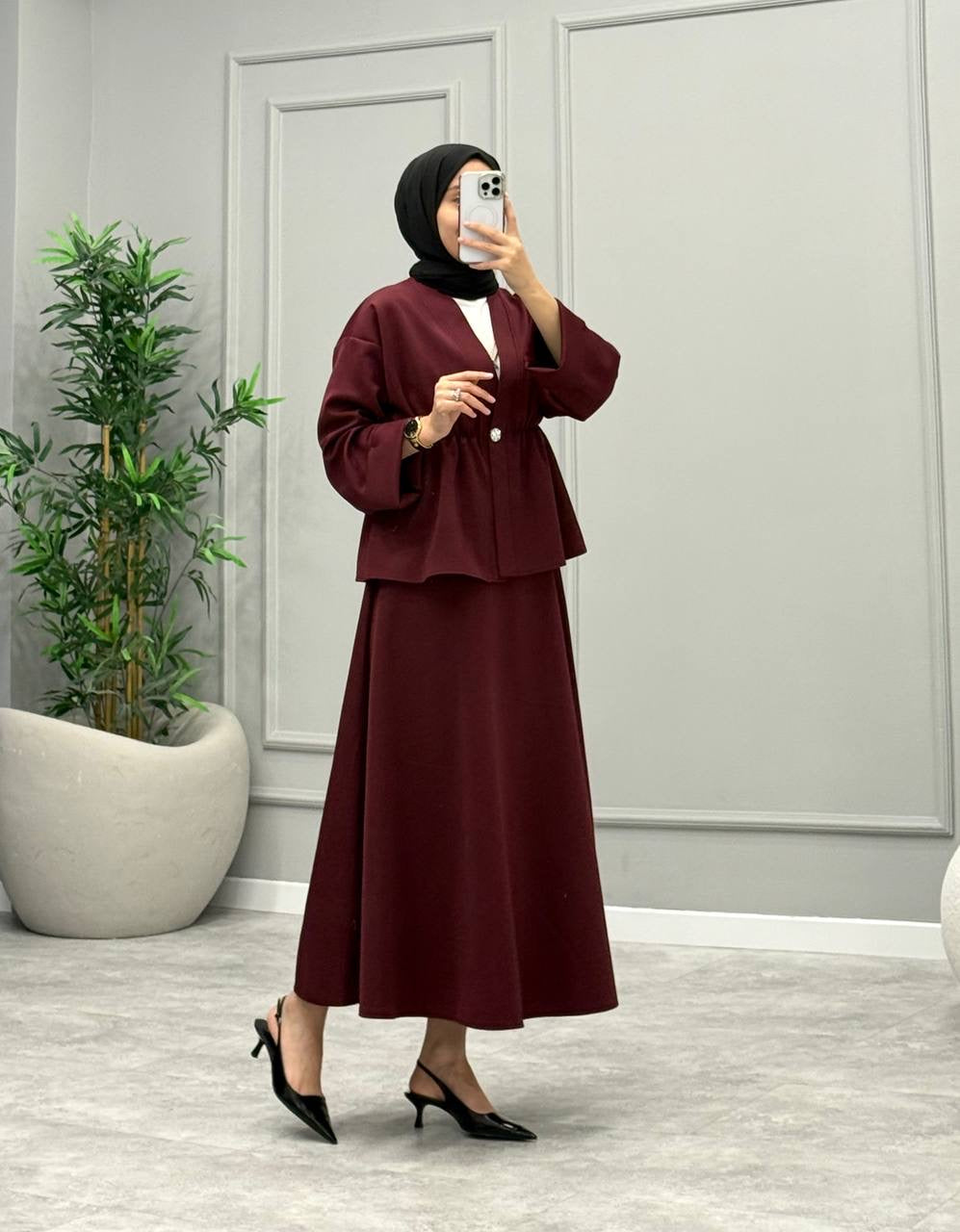 طقم باللون البرغندي