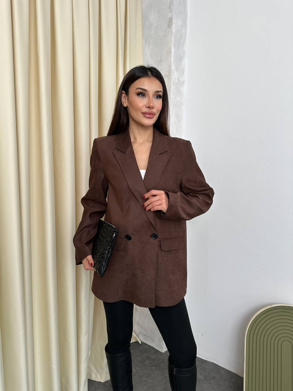 بلايزر بني كلاسيك بقصة أنيقة