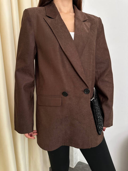 بلايزر بني كلاسيك بقصة أنيقة