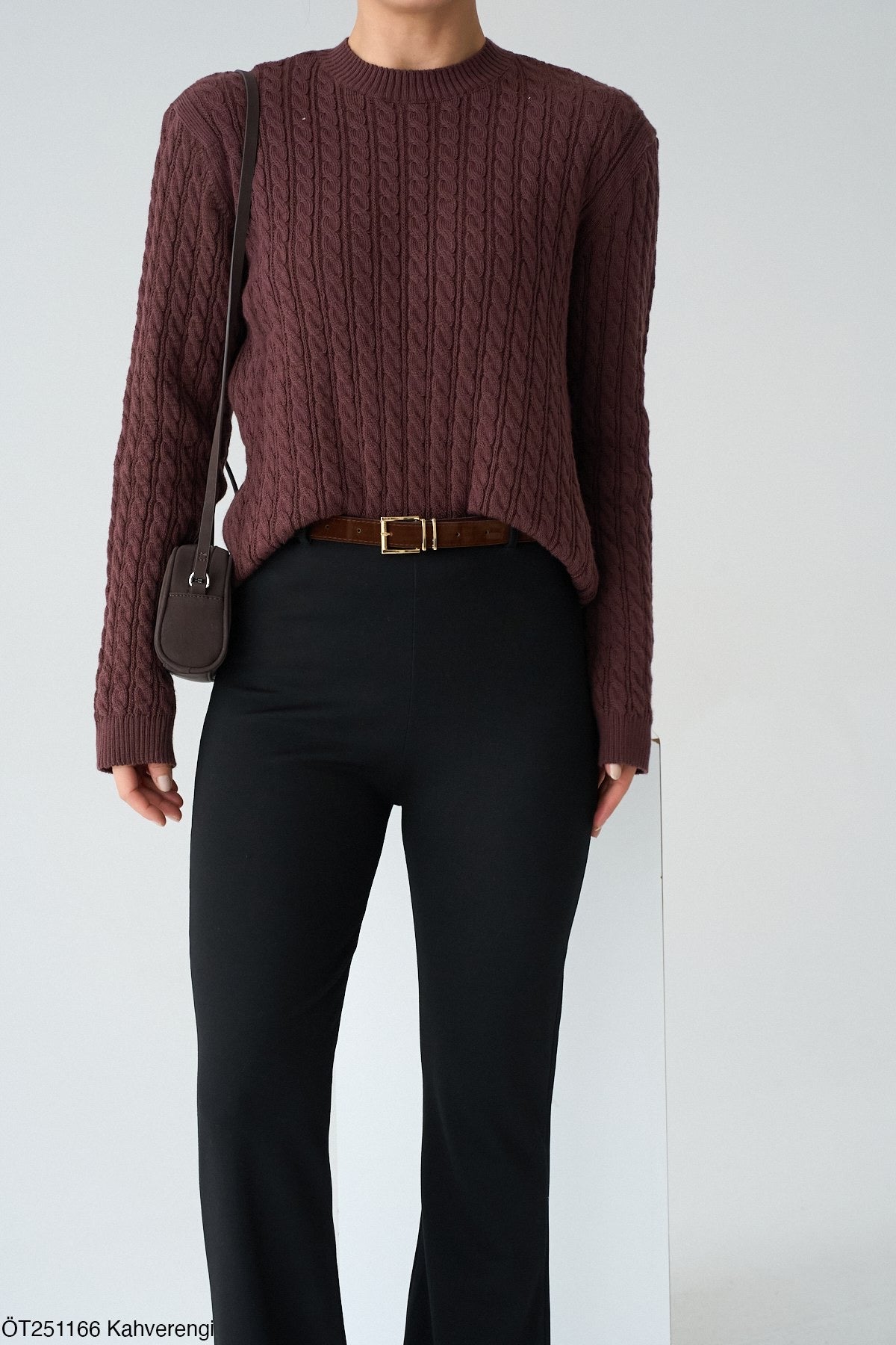 بنطلون مع حزام باللون البني