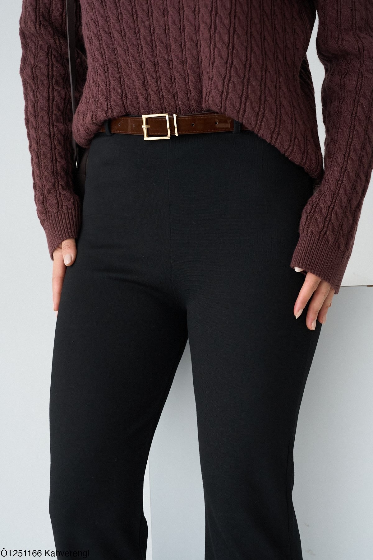 بنطلون مع حزام باللون البني