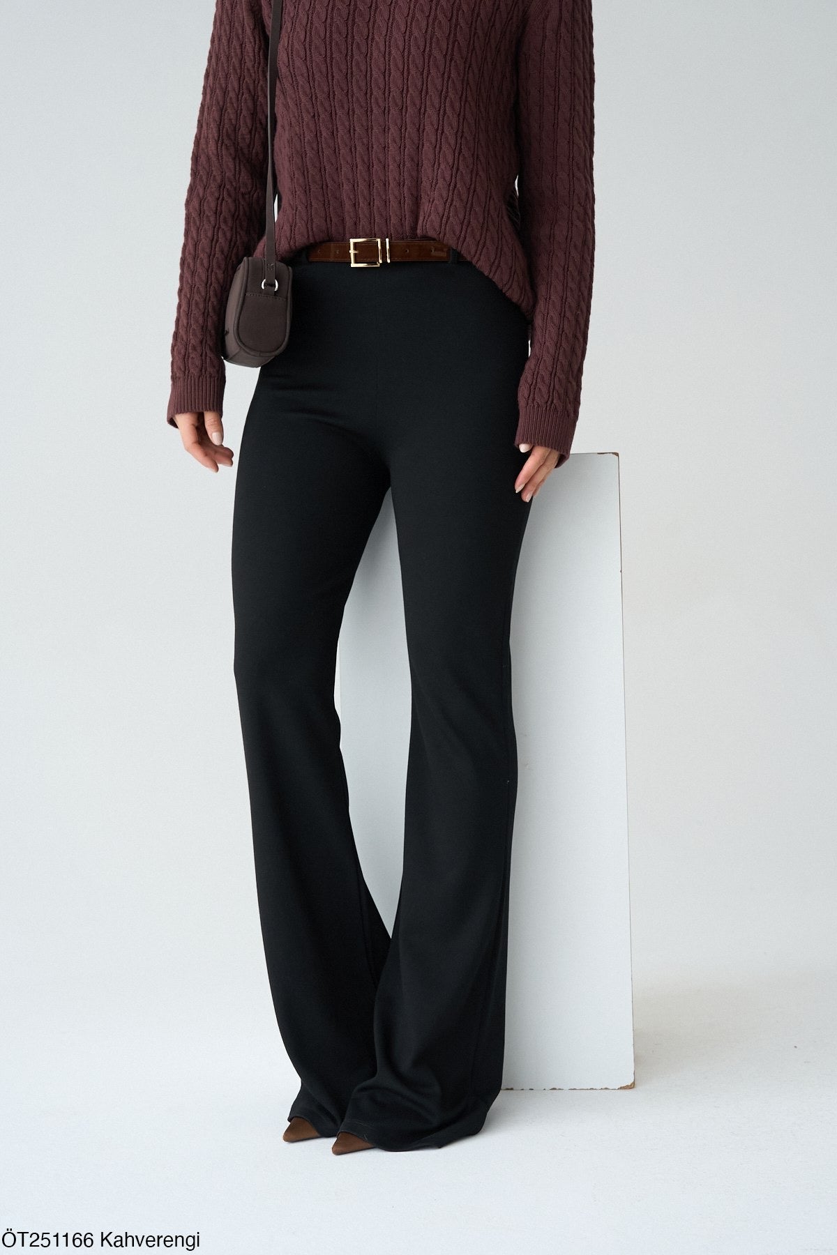 بنطلون مع حزام باللون البني