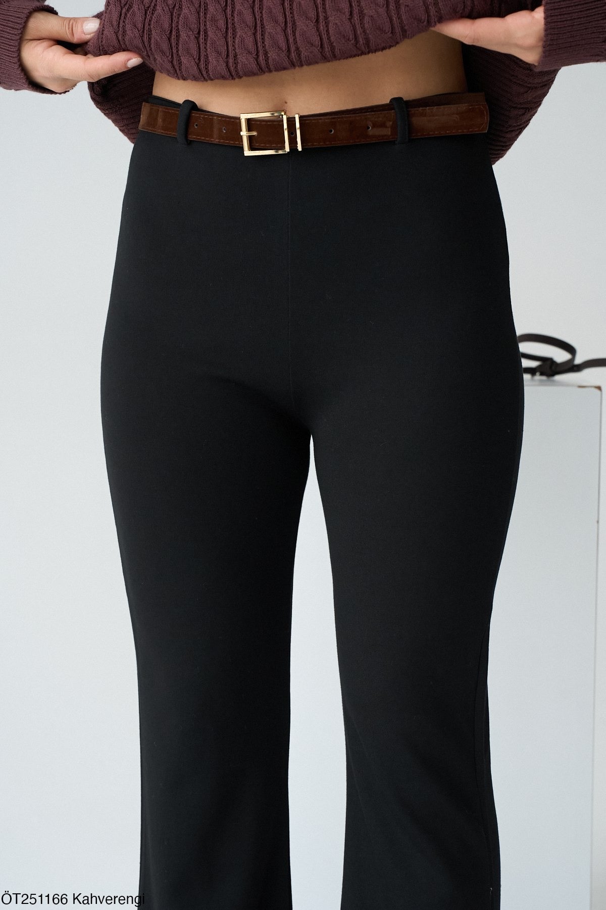 بنطلون مع حزام باللون البني