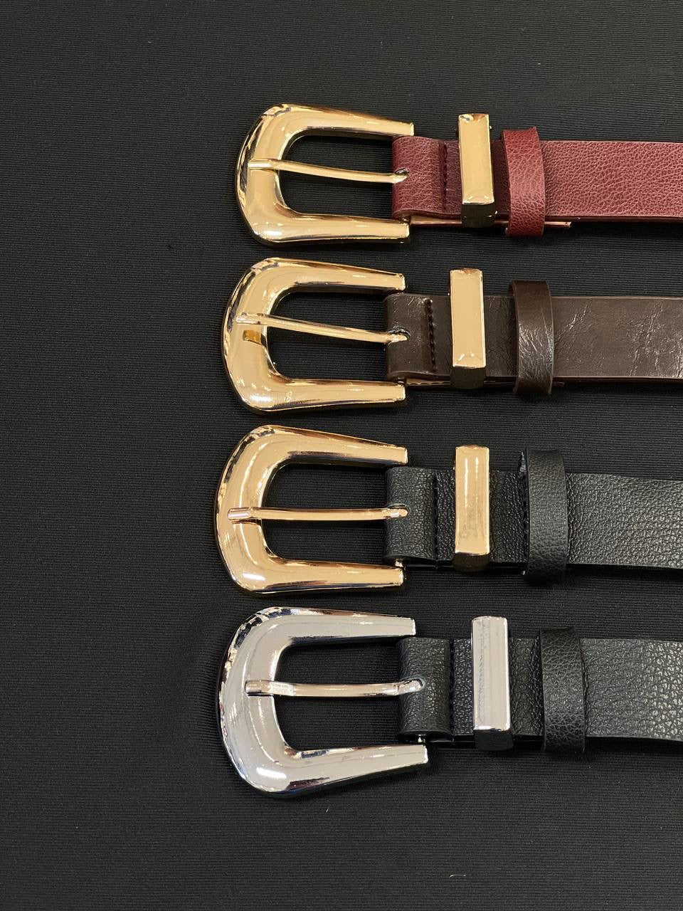 حزام باللون الاسود