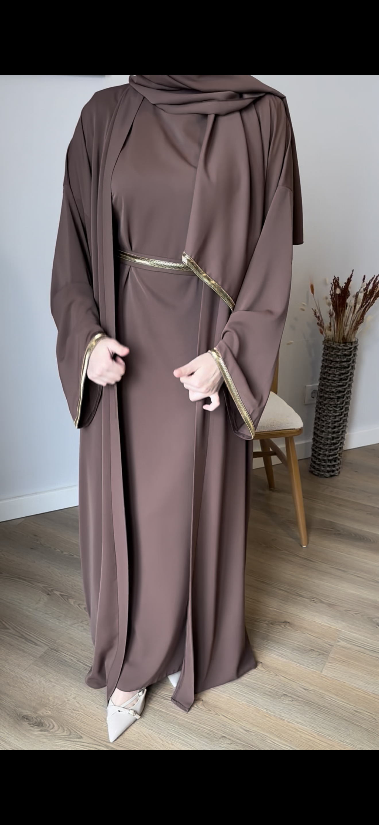 عباية أنيقة 3 قطع مع شال – بني بلمسة ذهبية ✨🤎