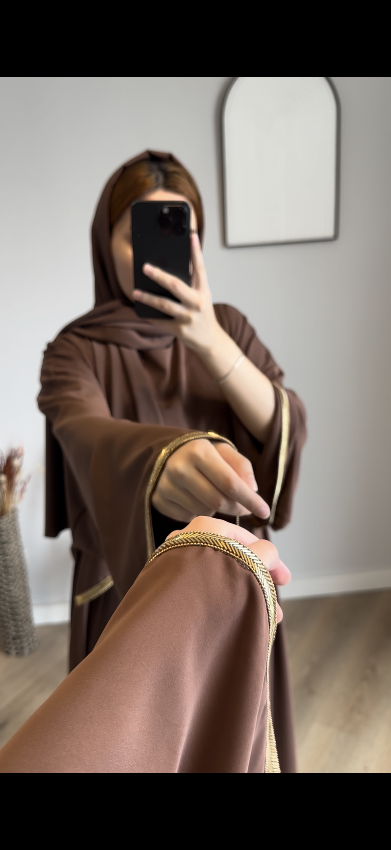 عباية أنيقة 3 قطع مع شال – بني بلمسة ذهبية ✨🤎